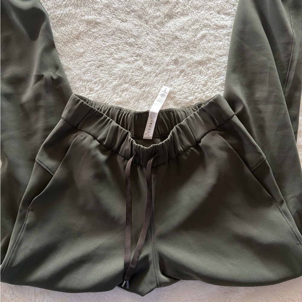 Lululemon on the fly jogger dark olive size 4